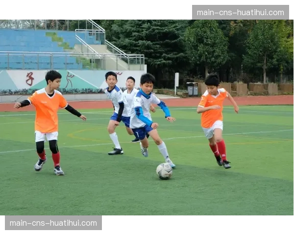 “足球进校园”活动走进成都，韦世豪与小学生进行互动教学